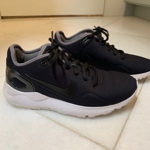Black Nike Tennis Shoes